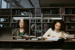 Étudiants diplômés célébrant leur réussite avant une inscription universitaire en France ou à l’étranger