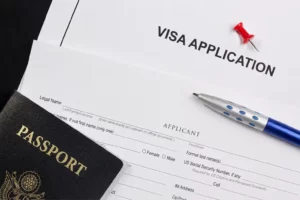 Formulaire de demande de visa, passeport et documents justificatifs liés aux relevés bancaires d’un garant